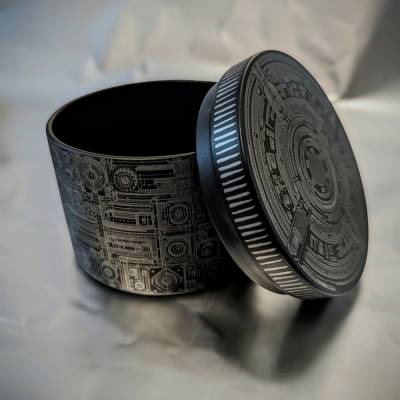Metallbox mit individueller Gravur - Schwarze Runddose - Personalisiertes Geschenk für Technik-Kunstliebhaber