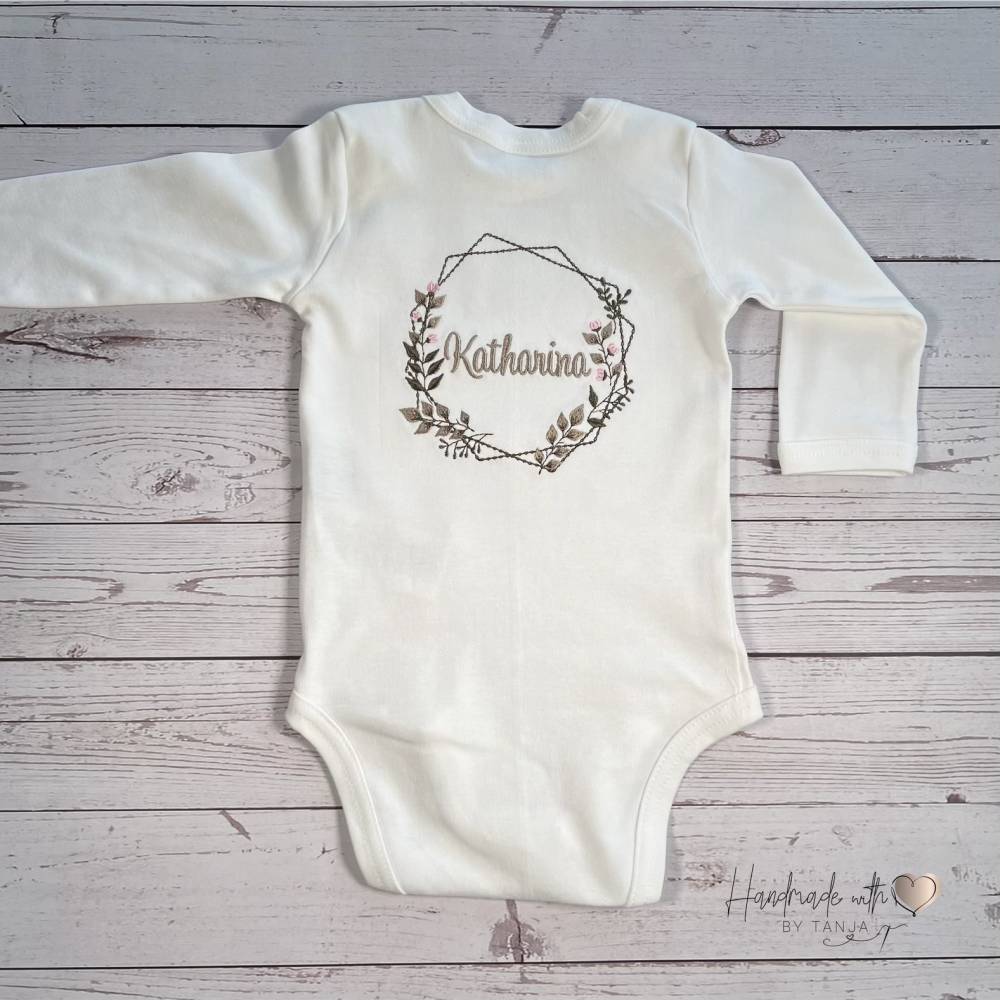 Baby Body mit Wunschnamen bestickt - personalisierter Babybody - Babygeschenk zur Geburt Bild 1