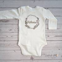Baby Body mit Wunschnamen bestickt - personalisierter Babybody - Babygeschenk zur Geburt