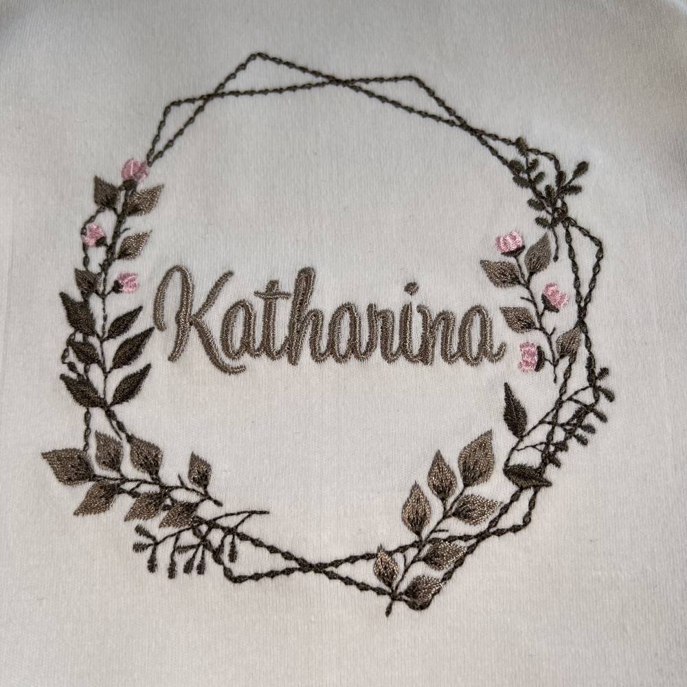 Baby Body mit Wunschnamen bestickt - personalisierter Babybody - Babygeschenk zur Geburt Bild 2