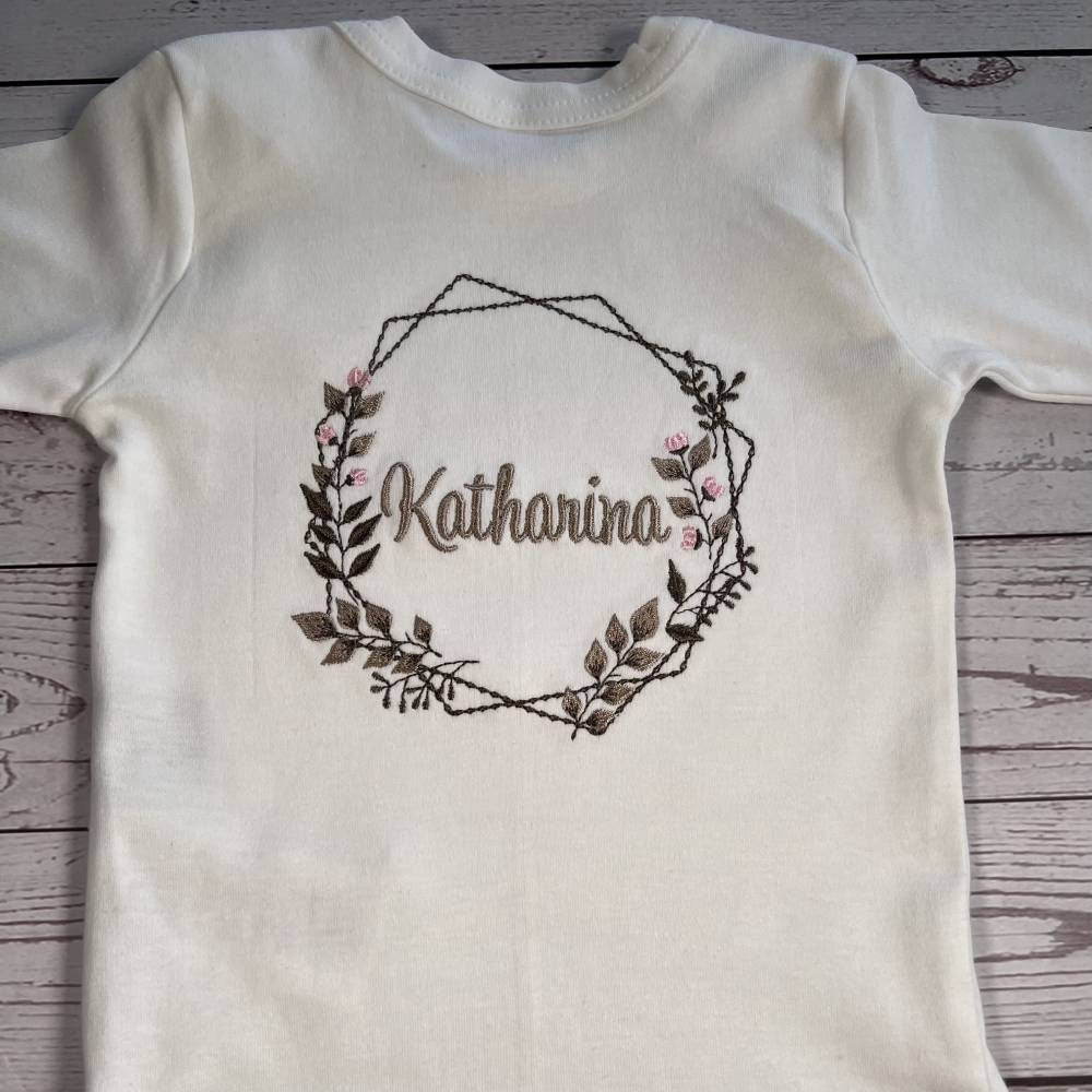 Baby Body mit Wunschnamen bestickt - personalisierter Babybody - Babygeschenk zur Geburt Bild 3