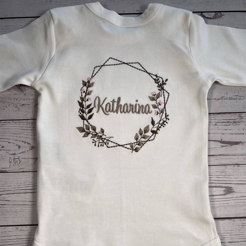 Baby Body mit Wunschnamen bestickt - personalisierter Babybody - Babygeschenk zur Geburt Bild 7