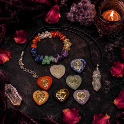 Chakra-Heilstein-Set mit Armband & Bergkristall-Anhänger | 7 Herzsteine, Samtbeutel, energetisch aufgeladen Geschenkset