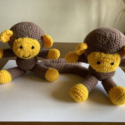 Amigurumi-Äffchen gehäkelt für Freunde von Deko-Figuren
