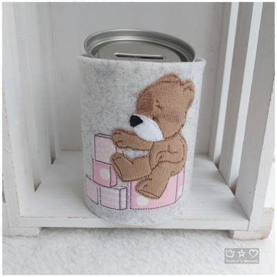 Spardose mit bestickter hellgrauer Filzhülle 'Teddy mit Bauklötzen', personalisierbar