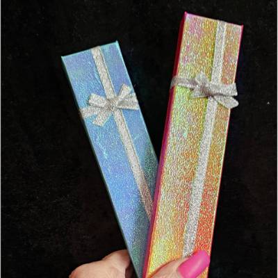 Geschenkverpackung, changierend, in Hellblau und Pink