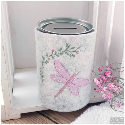 Spardose mit bestickter hellgrauer Filzhülle 'Libelle und Blütenranke', personalisierbar