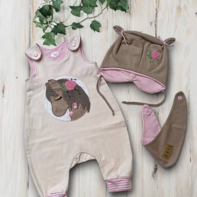 Handgefertigtes Newbornset beige-rosa-hellbraun mit Pferd & Blume – Strampler, Mütze & Halstuch Größe 56
