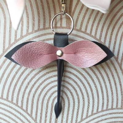 Libelle - Taschenbaumler, Schlüsselanhänger, Taschenanhänger aus Kunstleder in Dunkelblau und Metallic Rosé