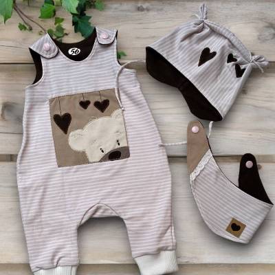Handgefertigtes Newbornset – Rose-weiß gestreifter Strampler mit Bär-Motiv als Geschenk