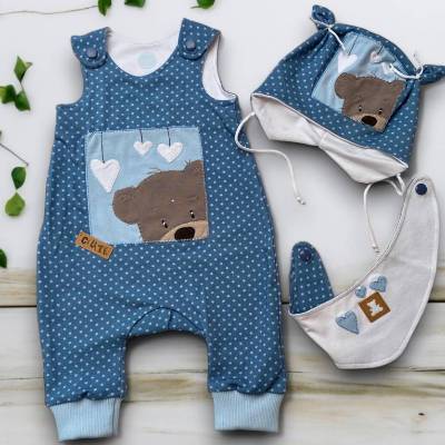 Handgefertigtes Newbornset rauchblau – Strampler mit Bär-Motiv, Mütze & Halstuch – Geschenkidee zur Geburt