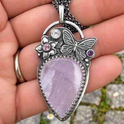 Schmetterling Flügel Anhänger aus 925 Sterling Silber mit Kunzit, Rosenquarz, pink Turmalin & Amethyst – Handgefertigte Beerenfarben Halskette