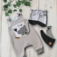 Handgefertigtes Newbornset in Hellgrau – Strampler mit Bär-Motiv, Mütze & Halstuch – Genderneutral & Geschenkidee