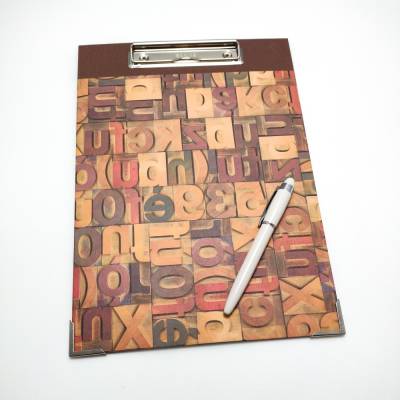 Klemmbrett DIN A4 Buchstaben und Zahlen 