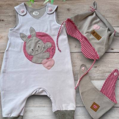 Handgefertigtes Newbornset: Weißer Strampler mit Hasenmotiv – Perfekt als Geschenk zur Geburt