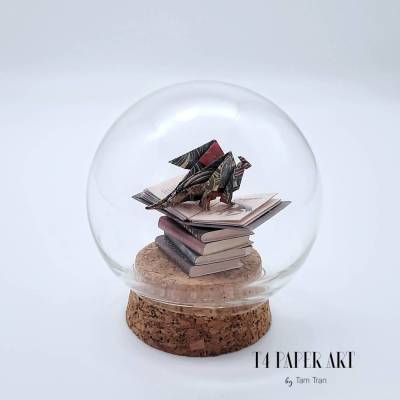Glaskugel Diorama Miniaturbücher Magische Tierwesen - Origami Drache - Papierskulpturen