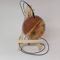 Handgemachte Halskette aus Papier mit Lederband