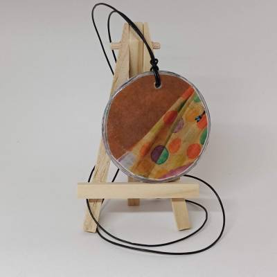 Handgemachte Halskette aus Papier mit Lederband