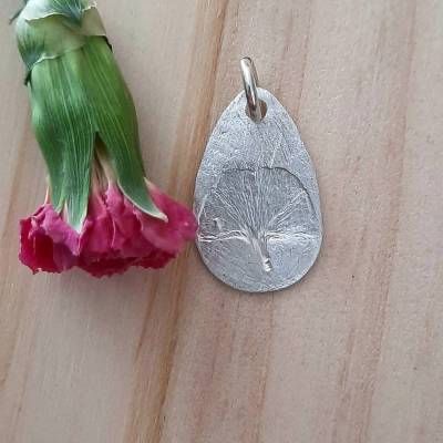 Tropfenförmiger Anhänger mit eingeprägtem, echtem Ginkgoblatt aus 999 Silber, Unikat