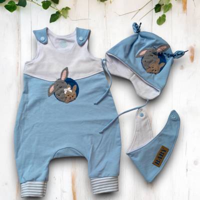 Handgefertigtes Newbornset hellblau-weiß: Strampler, Mütze & Halstuch – Perfektes Baby Geschenk