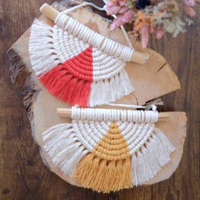 Kleiner halbrunder Makramee Wandbehang in Rot oder Gelb - Handmade Geschenkidee & Deko für den Campervan