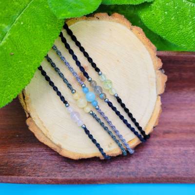 Schmales Makramee-Armband mit Edelstein-Perlen