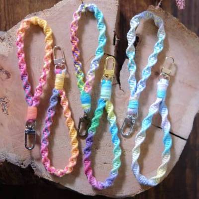 Mini Makramee Schlüsselanhänger – Handgemacht aus Baumwolle, Unikat, Geschenkidee, Regenbogenfarben