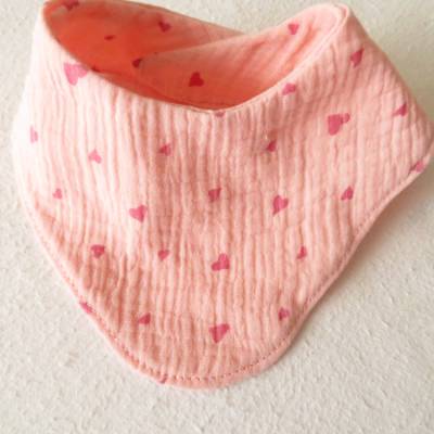 Halstuch Sabbertuch Spucktuch Dreieckstuch Wendehalstuch Musselin rosa mit Herzchen – handgemacht & individuell