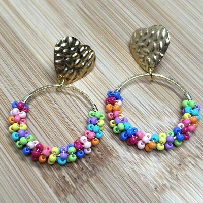 Herrlich bunte Perlenohrstecker mit Herzbrisur – Dein goldfarbener Eyecatcher