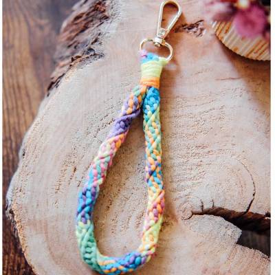 Makramee Schlüsselanhänger "Rainbow" – Handgefertigtes Unikat und schönes Geschenk