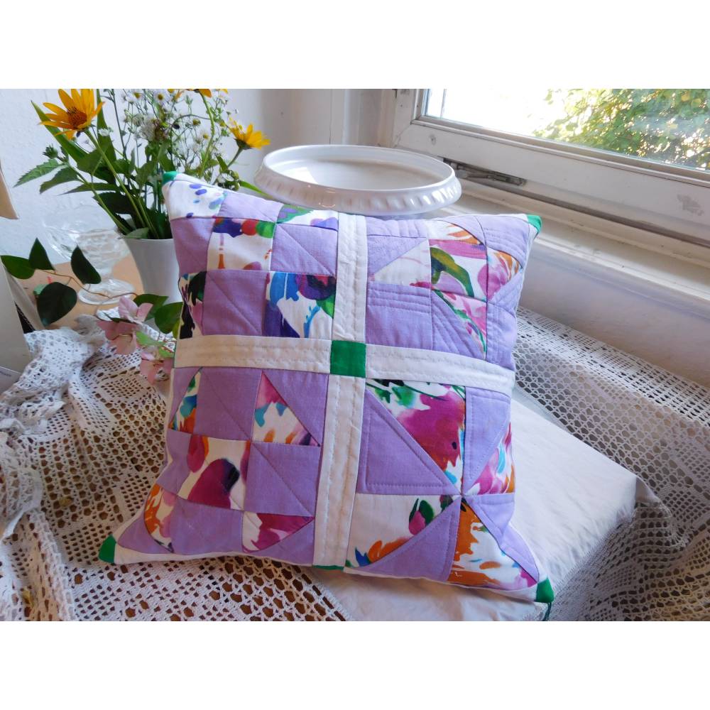 Patchwork Quilt , Dekokissen 40x40 , lila weißes Kissen