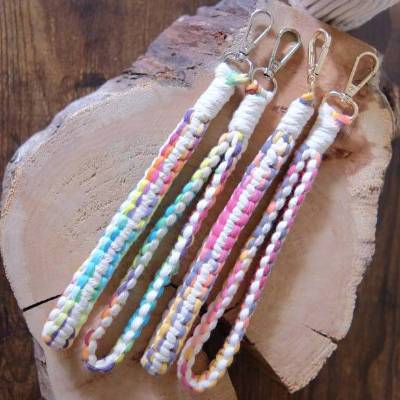 Makramee Schlüsselanhänger mit Farbverlauf / Baumwolle / Handmade / Geschenk Idee Geburtstag
