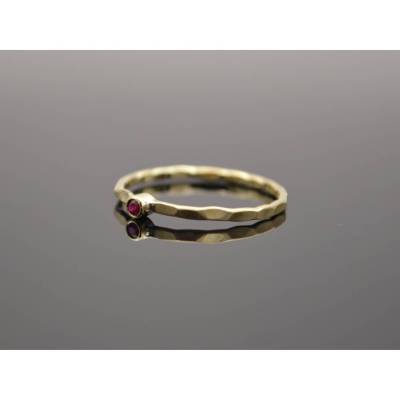 Feiner 585er Goldring gehämmert  mit Rubin "Rubi"