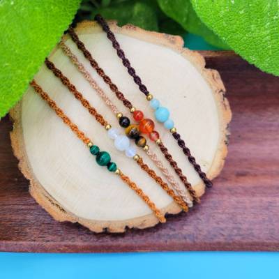 Schmales Makramee-Armband mit Edelstein-Perlen