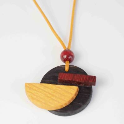 Kette mit Anhänger aus Holz in schwarz, gelb, rot-braun, geometrisch, minimalistisch.