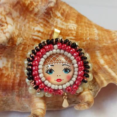 Bestickter Matroschka Anhänger – Handgemachter Filz Schmuck mit Miyuki Perlen