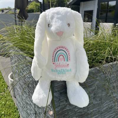 Kuscheltier Hase mit Regenbogen und Schulkind 2024 bestickt, Kuschelhase zur Einschulung, Geschenk zum 1. Schultag