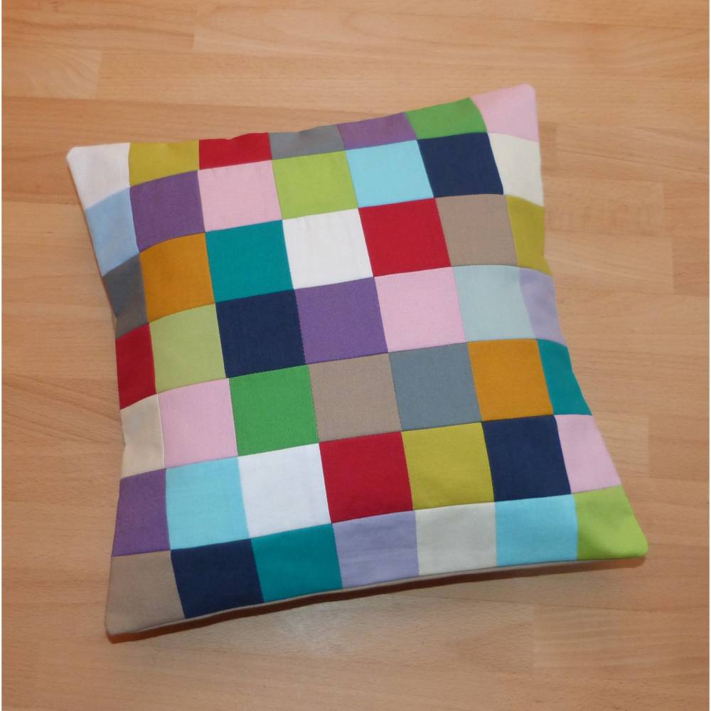 Upcycling: Kissenbezug 30 x 30 cm, Patchwork bunt, Biobaumwolle, Handarbeit