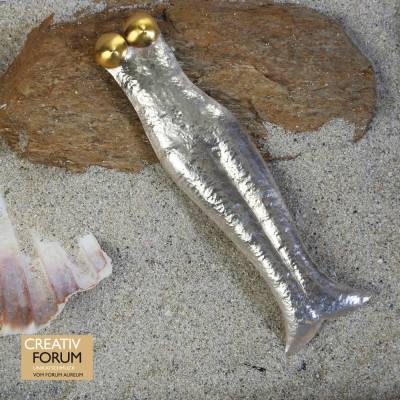 Einzigartige Brosche "Nixe" – handgetriebener Ansteckschmuck aus 935 Silber, Unikat