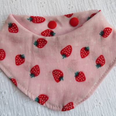 Halstuch Sabbertuch Musselin rosa mit Erdbeeren – Wendehalstuch Dreieckstuch für Babys