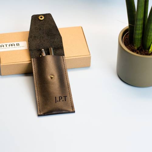 Monogram Stiftetui aus Leder. Größe cir. 15x7cm.Bleistifthalter aus Leder mit Gravur. Personalisiertes Stiftetui aus Led