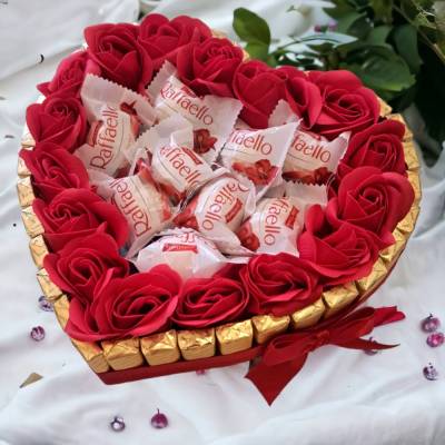 Merci Geschenk Geburtstag Pralinentorte Individuelle Geschenkidee Ferrero Rocher Raffaello Seifen Rosen