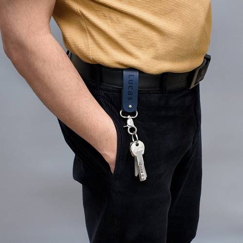 Personalisierter Gürtelschlaufe-Schlüsselanhänger mit Gravur cir 9x2,5cm. Geschenk für ihn. Geburtstagsgeschenk für Papa