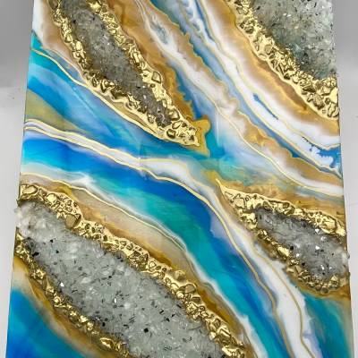 Resin Art * Geodenbild 32,7cm x 50,0 cm auf Sperrholz * Echte Glas- und Spiegelsplitter * blau, türkis, weiß und gold *