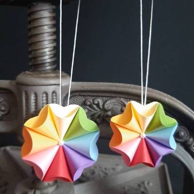Faltblätter, Regenbogen, Geschenkanhänger aus Papier,  Origami