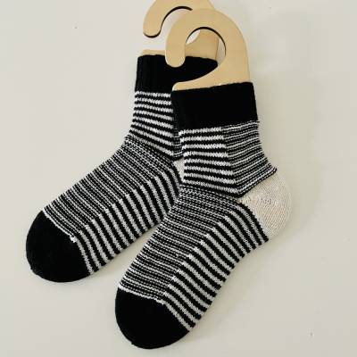 Modern KnitArt, handgestrickte Wollsocken, Strümpfe, nach Größe und Farben personalisierbar 