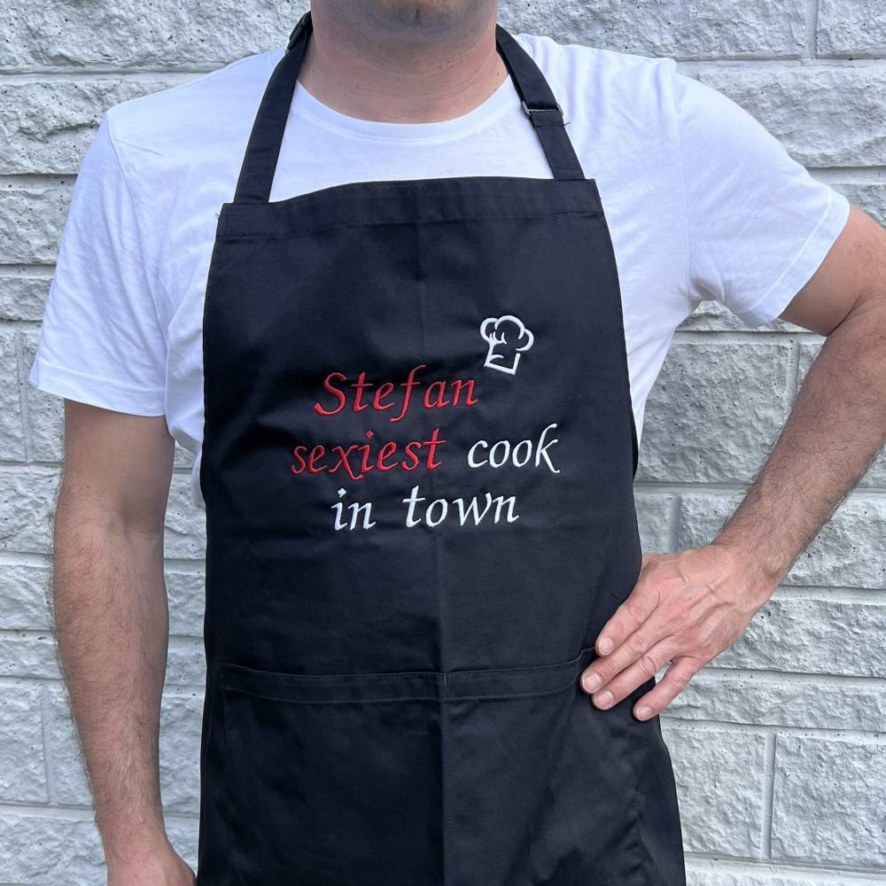Latzschürze mit Spruch und Name bestickt I Kochschürze personalisiert I Geschenkidee für Männer