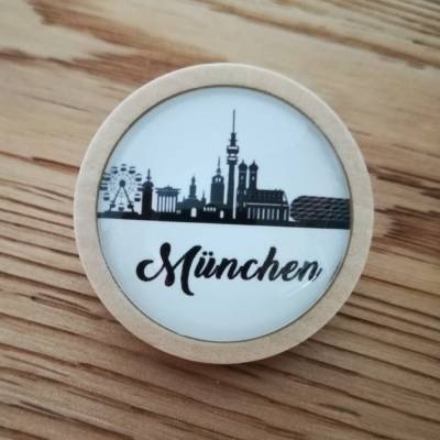 1 Holzbrosche mit München-Motiv