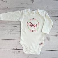 Baby Body mit Blumenkranz und Wunschnamen bestickt I Geschenkidee zur Geburt I Babygeschenk personalisiert