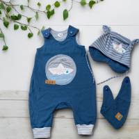Handgefertigtes Newbornset maritim – Mittelblauer Strampler mit Papierboot & Mütze – Perfektes Geschenk zur Geburt